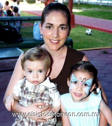 14082007
Marcela, Sofía y Eduardo Carmona.