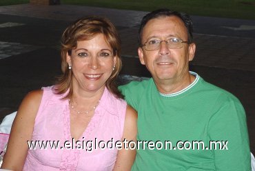 14082007
Juana María Venegas de Rodríguez y Rafael Rodríguez Martínez, felicitaron a Blanca Perales en su cumpleaños.