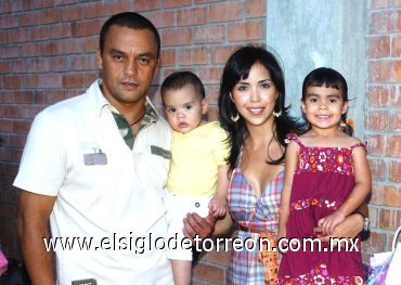 14082007
Sofía García Guerrero cumplió tres años de vida, la acompañan sus padres José Luis y Alejandra García y su hermanito Alejandro.