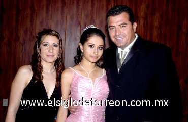 07082007
Karla Liliana Centeno Félix, contenta en la fiesta de cumpleaños que le organizaron sus padres Carlos Centeno Aranda y Liliana Félix González.