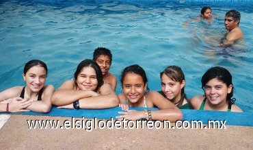 10082007
Jéssica Araujo Lozano disfrutó de una divertida fiesta en la alberca, con motivo de sus 13 años.