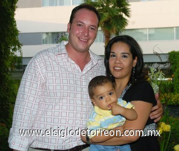11082007
Roberto Acosta Olguín junto a sus papás, Roberto Acosta Tueme y Almendra Olguín de Acosta.