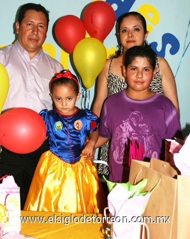 12082007
Ana Victoria en compañía de sus papás, Víctor Mellado Díaz y Minerva Ruiz de Mellado y su hermano Daniel Alejandro.