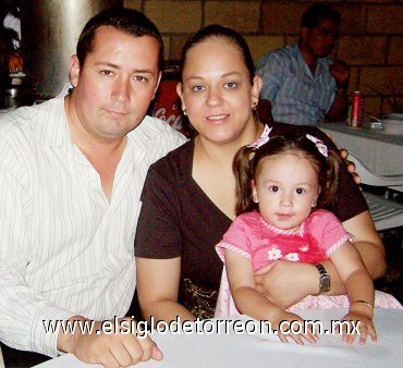 12082007
Eduardo Hernández, Blanca Rodríguez y Juliaivana Hernández.