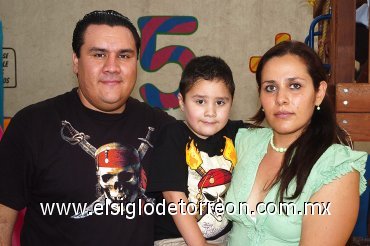 12082007
Oswaldo Neri Carrillo fue festejado por sus padres, Oswaldo Neri y Perla Carrillo.