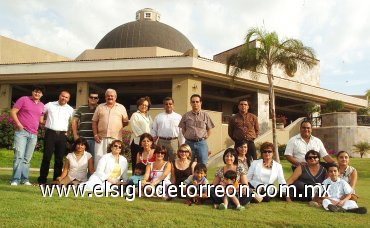 10082007
La familia Quiroz disfrutó de una convivencia en conocido restaurante de un club social de esta ciudad, organizada por Manuel Quiroz Ramírez.