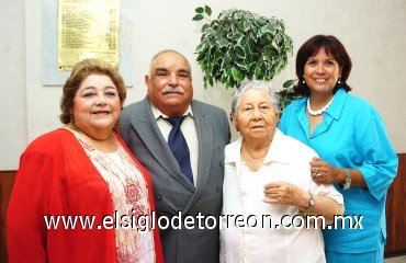 12082007
Dra. Xóchitl Calderón Sobrevilla, Profr. Enrique Calderón Pérez, Profra. Eva Alicia Sobrevilla de Calderón y Profra. Luz María  Calderón de González.