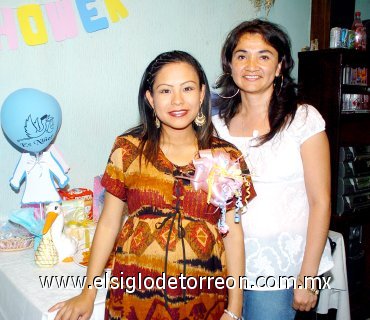 08082007
María Guadalupe Aguilar Martínez junto a Leticia Díaz de Vega, anfitriona de su fiesta de canastilla.