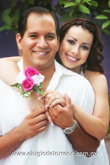 11082007
Carlos Gerardo Rodríguez y Romy Navarro Díaz, en la despedida que les ofrecieron por su próxima boda, a celebrarse el próximo 18 de agosto.