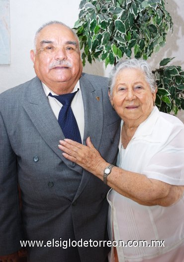 12082007
Profr. Enrique Calderón Pérez y su esposa Profra. Eva Alicia Sobrevilla de Calderón.