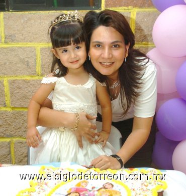 20082007
Mariana Murillo Nava junto a su tía, Cecilia Murillo, el día que festejó su tercer cumpleaños.