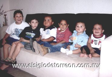 21082007
Bryan y Dylan Maltos, Édgar García, Antuán Maltos, Jared García y Arath Maltos.