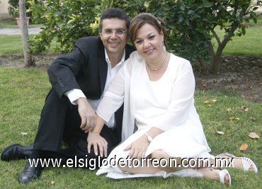 21082007
Óscar y Lourdes, cumplieron 25 años de casados.