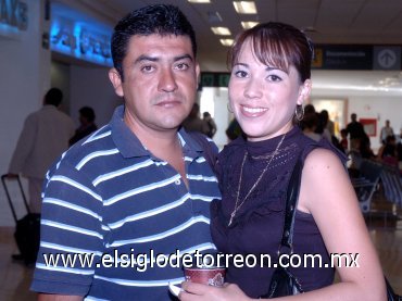 20082007
Fabiola Martínez viajó a Querétaro, la despidió Israel García.