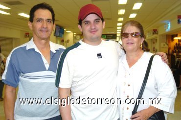 21082007
Alberto Cobos Herrera viajó a Los Cabos y lo despidieron Cristina y Francisco Cobos.