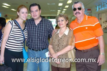 21082007
Miguel y Neyda C. viajaron a Puerto Vallarta y los despidieron Miguel y Gloria Carrizales.