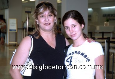 05082007
Mariana Casas viajó a Mazatlán y la despidió Ana María Zúñiga.