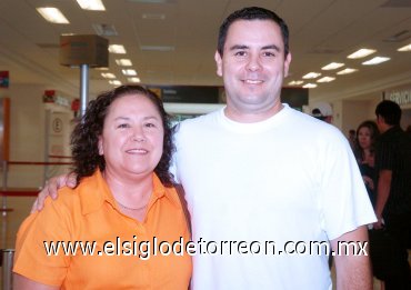 06082007

Isabel Herrera viajó a Puerto Vallarta, la despidió Heriberto Galindo.