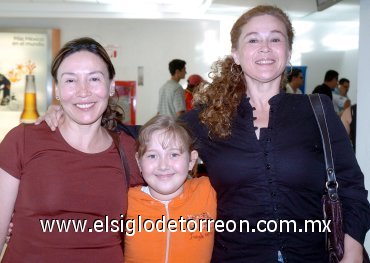07082007
Carolina Duarte viajó a México y la despidieron María Duarte e Isabela González.
