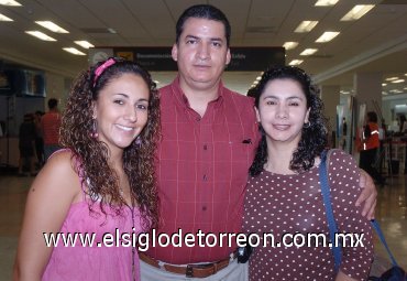 07082007
Juan Pedro Mata viajó a Mérida y lo despidieron María del Refugio Delgado y Lily Camarena.