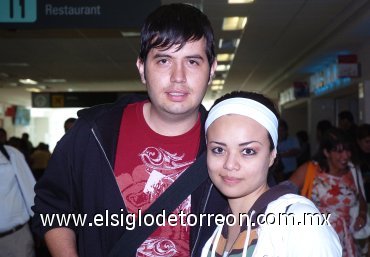 07082007
Marcial Rojas y Roxana Campos arribaron a Torreón procedentes de la Ciudad de México.