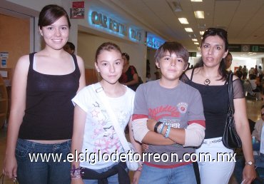 08082007
Alejandro Posada viajó al DF, lo despidieron Mayra, Jorge y Nena Delgado.