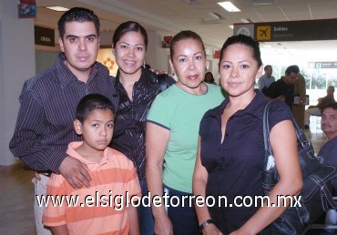 08082007
Paulina Sandoval viajó a Los Ángeles, lo despidieron Vero, Alejandro, Alex e Ivonne.