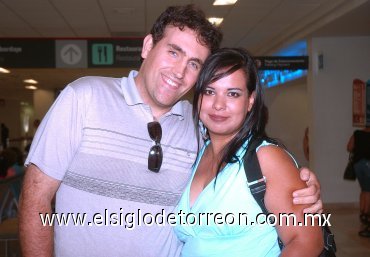 08082007
Regresaron de España Sergio Martínez y Karina Bautista.