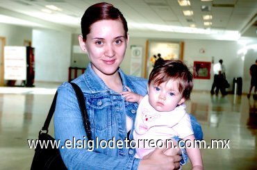 08082007
Yazmín Reyes y la pequeña Adriana viajaron a Tijuana.