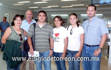 09082007
Homero Correa viajó a Brasil, lo despidieron Elvia, Sara y Homero Correa, Valeria y Octavio