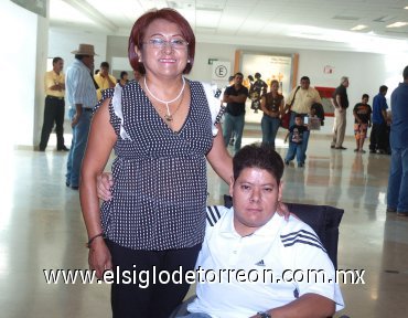 10082007
Andrés Guerrero viajó a Tijuana, lo despidió Alicia de Guerrero.