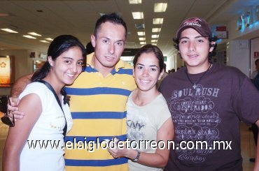 10082007
Andrés y Brenda Rodríguez viajaron a Oaxaca, los despidieron Cristian y Roberto.