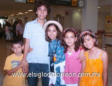 10082007
Tatiana Barraza viajó a Houston, la despidieron Manuel, Felipe, Rosa y Marifer.