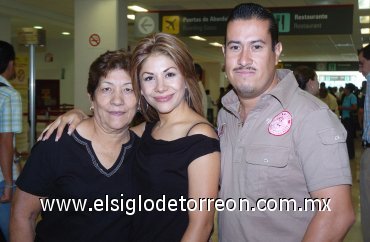 11082007
Luis Alfredo y Elizabeth Aguilera viajaron a Cancún, los despidió Luisa Gómez.