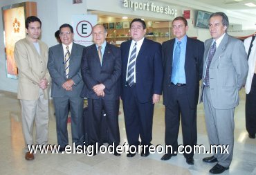 11082007
Rubén Agüero llegó del DF, lo recibieron Edgardo, Emilio, Rubén, Alejandro y Federico.