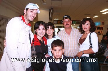 12082007
Andrea Padilla y David Gallegos llegaron de Los Ángeles, los recibió la familia Padilla Caballero.