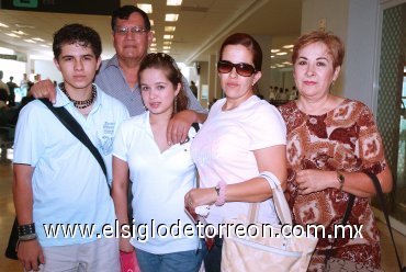 12082007
Haidy Saracho, Roberto Luna y Scarlett Luna viajaron a El Cairo, los despidieron Rigoberto y Guadalupe Saracho.