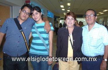 14082007
Édgar Garay y María Duéñez viajaron a Veracruz y los despidieron Benito Garay y Eréndira Luévanos.