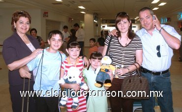 14082007
Lorena y Luz María González, Juan Dehesa y los niños Luis Jorge Villalobos, Camila y Victoria Dehesa viajaron a Mazatlán.