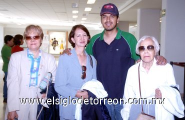 15082007
Eva Larios, María Elena Mendoza y Teresa Herrera viajaron al DF, las despidió Roel Méndez.