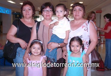15082007
Isela, Grecia, Naylea y Dany viajaron a Los Ángeles, las despidieron Sandra y Lourdes.