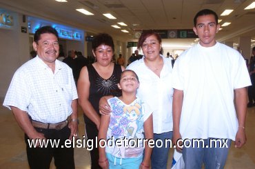 15082007
Jared Valles, Bryanna y Carmen Navarro viajaron a Tijuana, los despidieron Juan y Josefina.