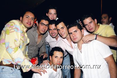 Y ¡Llego la noche!
Poncho Campa festejando su cumpleaños en compañía de sus amigos.