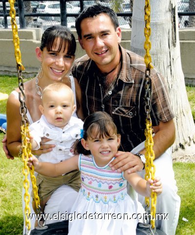 Begoña y Alex Sada con sus hijos Alex y Fernanda.