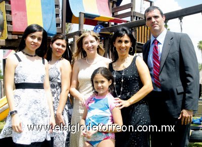 Comulga por primera vez
Miranda Medina Sada junto a sus papás Mónica Sada de Medina y José A. Medina Pegram, así como sus madrinas Griselda de León Córdoba, Lorena y Mariana Quintero.