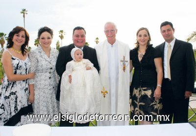 Recibe las aguas del Jordán
Brenda Álvarez-Tostado Vargas, Priscila Álvarez-Tostado de Jaime, Fernando Jaime Gómez con su hijo Fernando Jaime Álvarez-Tostado, el sacerdote Elio Casma Yaveriano, Cristina Rosas de Dovalina  y Luis Dovalina Flores.