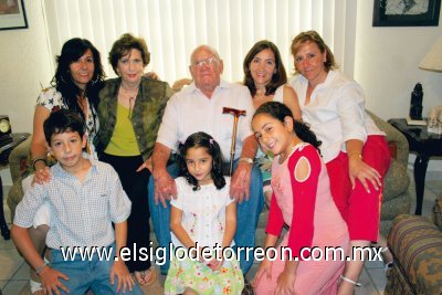 Reunión familiar
Rosario Arizpe en compañía de Roberto y Susan Montaudon, sus hijas Jeannette y Queta Montaudon; además de los niños Ma. Fernanda Huertas, Ana Laura Huertas y José Roberto Aguirre.