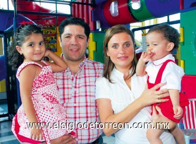 Festeja sus 4 años
La festejada junto a sus papás Gustavo Muñoz y Mary Cristy Vázquez de Muñoz, así como su hermanito Álvaro Muñoz Vázquez.