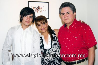 Un joven artista
Gerardo Reyes Arroyo junto a sus padres Mayela Arroyo de Reyes y Heriberto Reyes V.