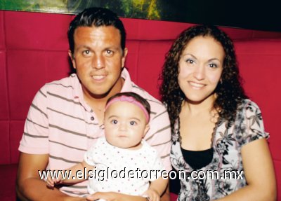 Miguel Becerra, Verónica Romero y su bebe Miranda Becerra.